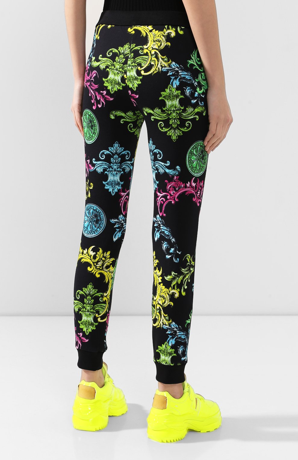 Хлопковые джоггеры VERSACE JEANS COUTURE черного цвета по цене 25050 руб., арт. A1HUB125-UDM310/SL300, фото 4 Хлопковые джоггеры VERSACE JEANS COUTURE, арт. A1HUB125-UDM310/SL300, фото 4