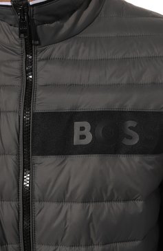 Мужская утепленная куртка BOSS серого цвета, арт. 50464308 | Фото 5 (Драгоценные камни: Проставлено; Рукава: Длинные; Материал внешний: Синтетический материал; Длина (верхняя одежда): Короткие; Материал сплава: Проставлено; Материал подклада: Синтетический материал; Мужское Кросс-КТ: утепленные куртки, Подстежка; Стили: Кэжуэл; Кросс-КТ: Утепленные)