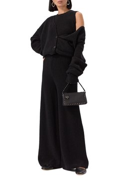 Женская сумка rockstud small VALENTINO черного цвета, арт. 5W2B0J47/HAD | Фото 7 (Ремень/цепочка: На ремешке; Драгоценные камни: Проставлено; Материал сплава: Проставлено; Материал: Натуральная кожа; Размер: small)