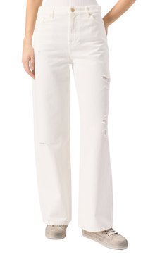 Женские джинсы 7 FOR ALL MANKIND белого цвета, арт. 7U230597MLD | Фото 3 (Длина (брюки, джинсы): Стандартные; Материал сплава: Проставлено; Драгоценные камни: Проставлено; Стили: Повседневный; Материал внешний: Деним, Хлопок; Кросс-КТ: Деним; Детали: Потертости; Силуэт Ж (брюки и джинсы): Прямые)