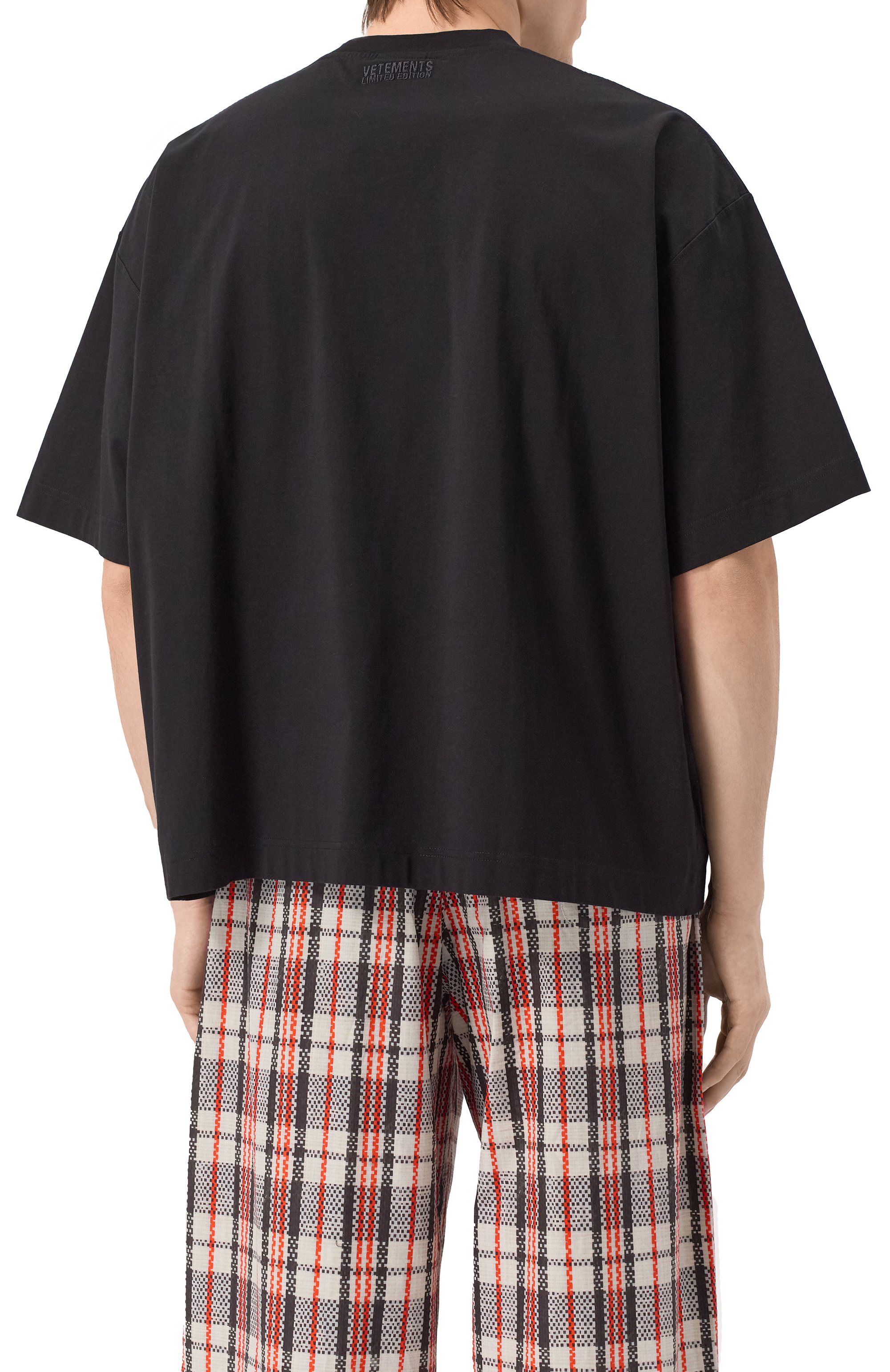 Хлопковая футболка VETEMENTS черного цвета по цене 61550 руб., арт. UA66TR685B, фото 4 Хлопковая футболка VETEMENTS, арт. UA66TR685B, фото 4