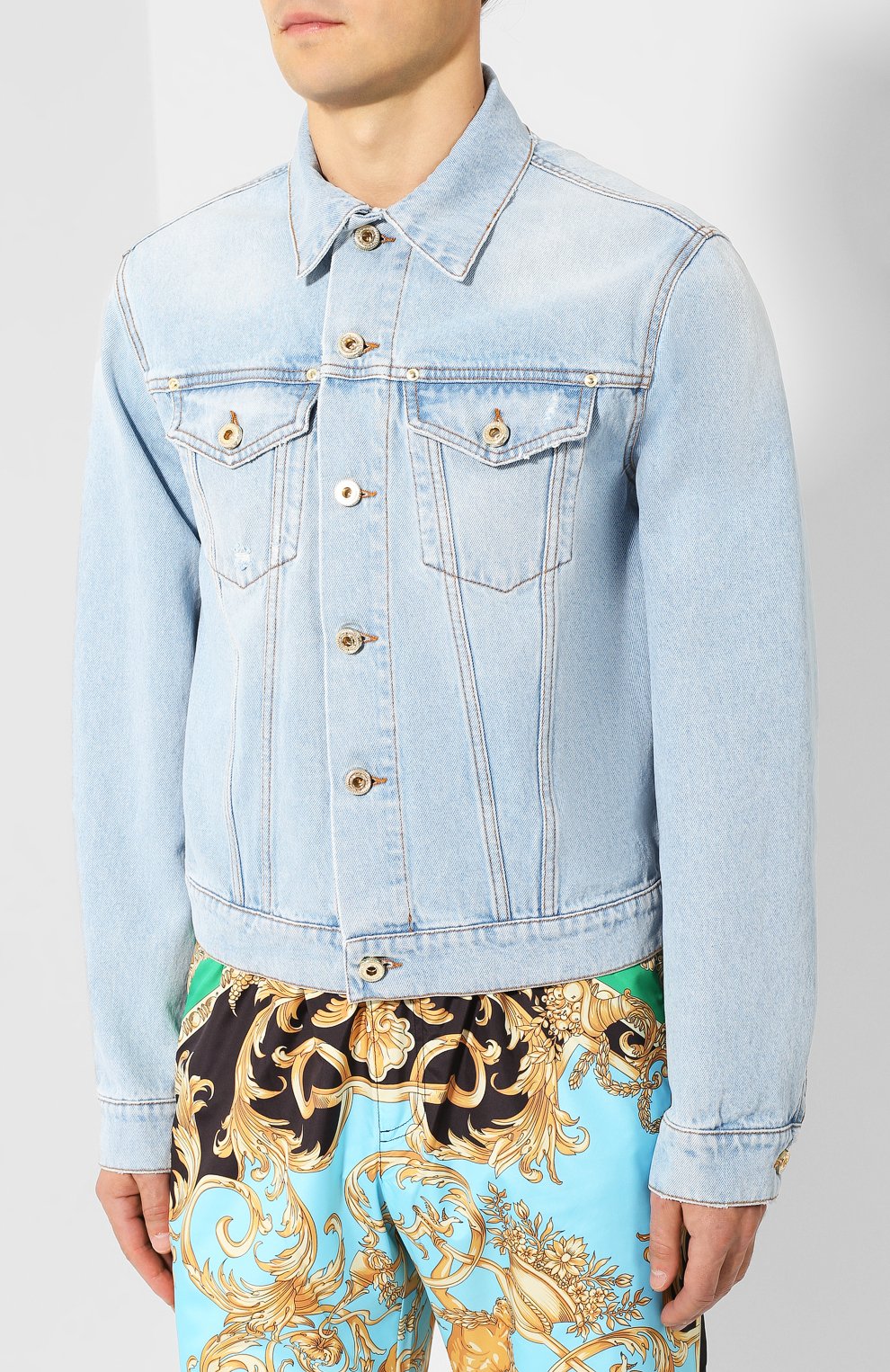 Джинсовая куртка VERSACE JEANS COUTURE голубого цвета по цене 35400 руб., арт. C1GUA92E-UUP421 BIG LABEL/A093J, фото 3 Джинсовая куртка VERSACE JEANS COUTURE, арт. C1GUA92E-UUP421 BIG LABEL/A093J, фото 3