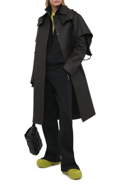 Женский кардиган BOTTEGA VENETA черного цвета, арт. 647513/V0C10 | Фото 2 (Женское Кросс-КТ: Кардиган-одежда; Материал внешний: Синтетический материал, Вискоза; Длина (для топов): Стандартные; Стили: Кэжуэл; Рукава: Длинные; Региональные ограничения белый список (Axapta Mercury): RU; Драгоценные камни: Проставлен�о; Материал сплава: Проставлено)