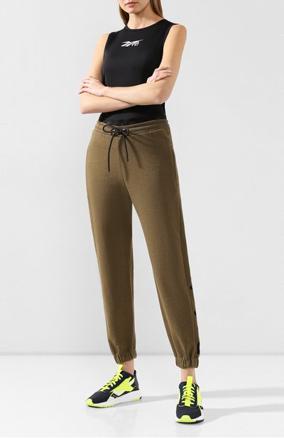 Джоггеры reebok x victoria beckham REEBOK хаки цвета по цене 25400 руб., арт. FM3603, фото 2 Джоггеры reebok x victoria beckham REEBOK, арт. FM3603, фото 2