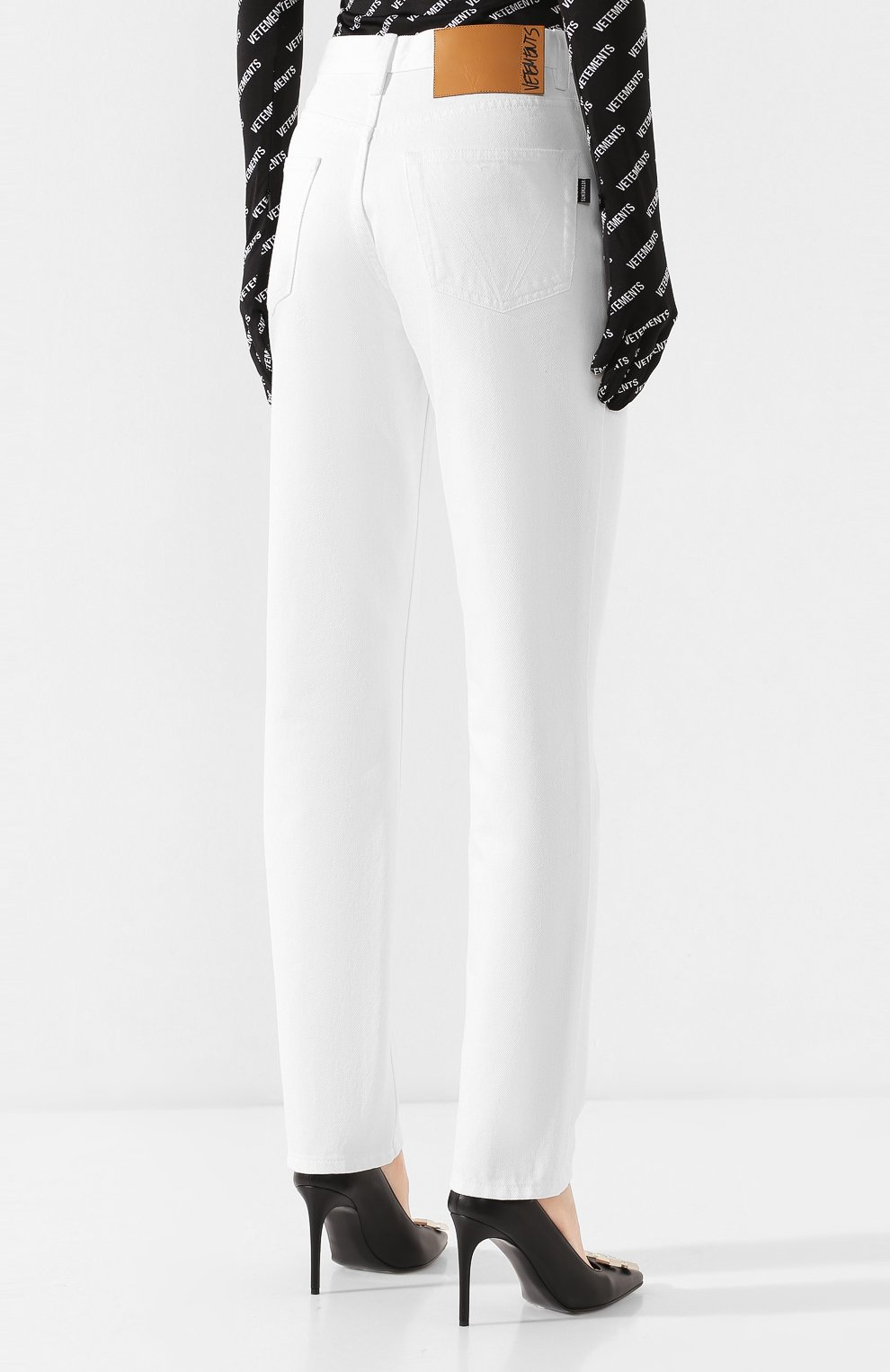 Джинсы VETEMENTS белого цвета по цене 86900 руб., арт. SS20PA327 2800/W/WHITE, фото 4 Джинсы VETEMENTS, арт. SS20PA327 2800/W/WHITE, фото 4