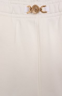 Детские хлопковые шорты VERSACE молочного цвета, арт. 1018204/1A13092/8A-14A | Фото 3 (Нос: Не проставлено; Материал внешний: Хлопок; Случай: Повседневный; Материал подклада: Хлопок; Автоматизация состава: Проставлено; Ростовка одежда: 8 лет | 128 см, 12 лет | 152 см, 10 - 11 лет | 140 - 146см, 16 лет | 164 см)