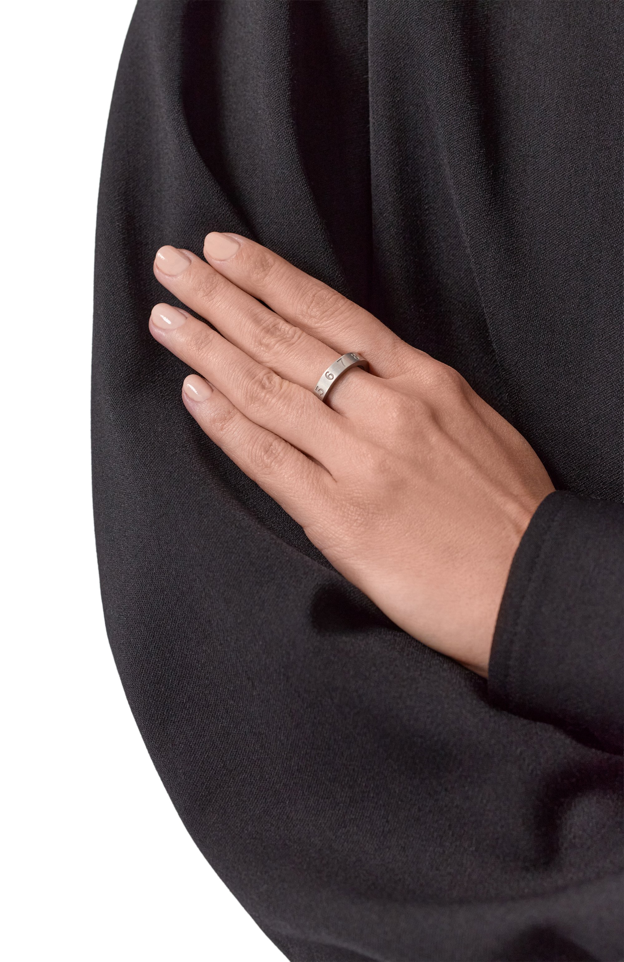 Кольцо MAISON MARGIELA серебряного цвета по цене 49800 руб., арт. SI8UQ0001 SV0129, фото 2 Кольцо MAISON MARGIELA, арт. SI8UQ0001 SV0129, фото 2