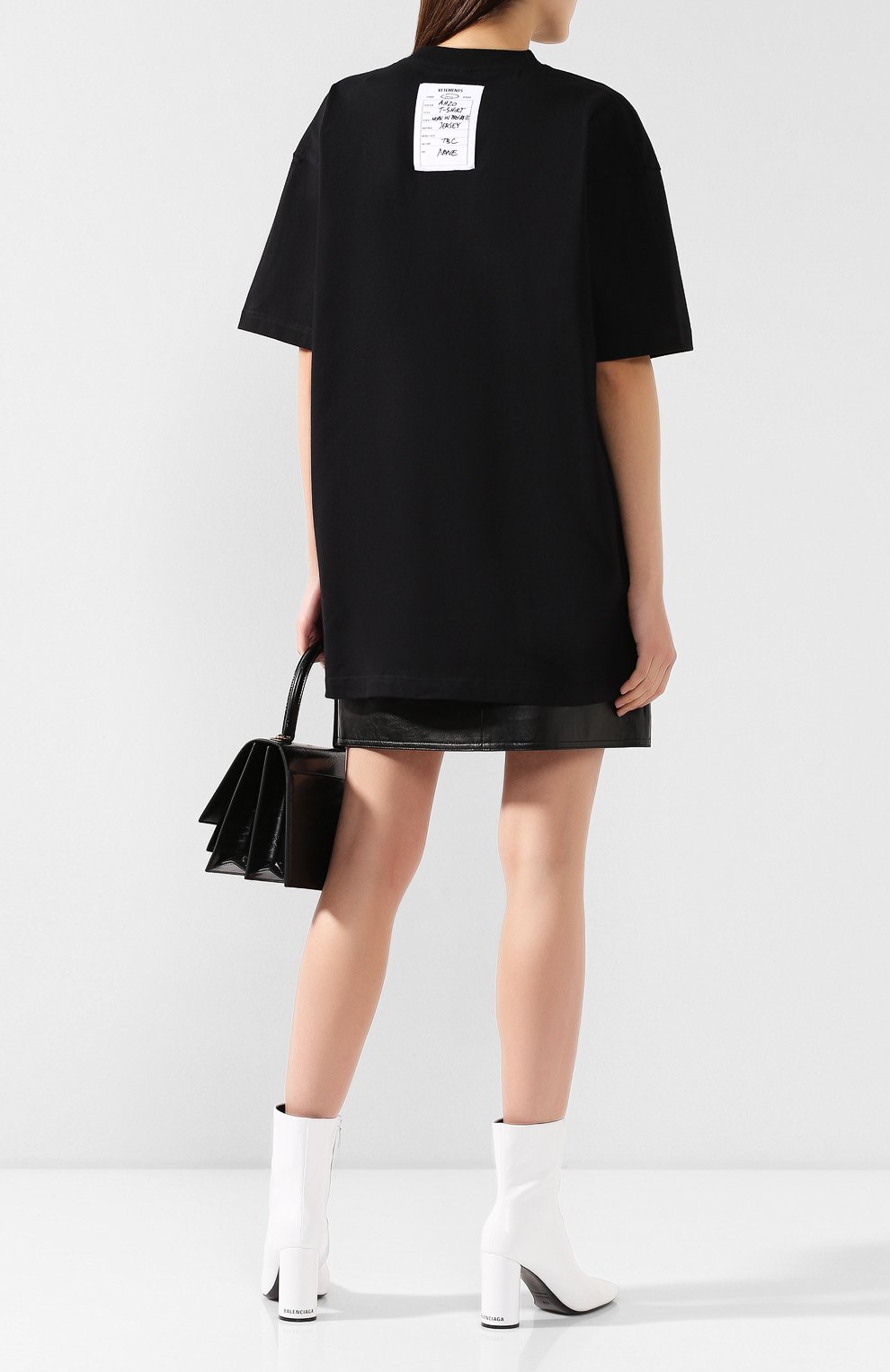 Хлопковая футболка VETEMENTS черного цвета по цене 18800 руб., арт. UAH20TR636/W, фото 2 Хлопковая футболка VETEMENTS, арт. UAH20TR636/W, фото 2