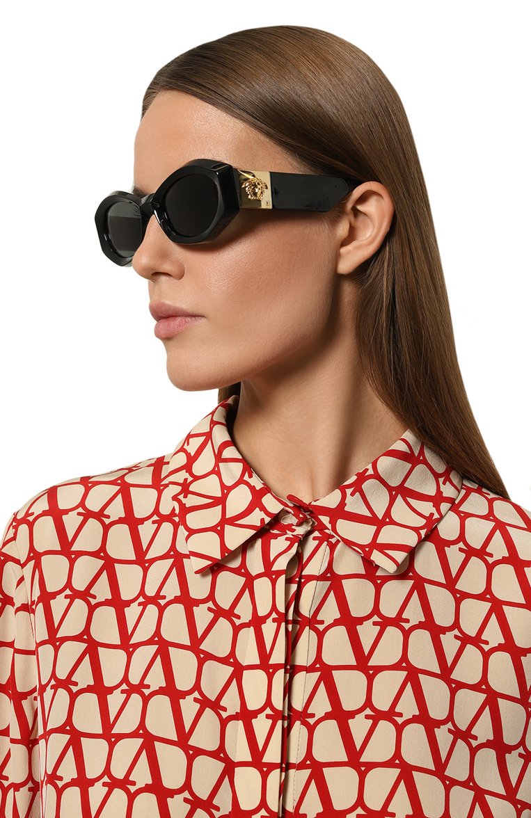 Женские солнцезащитные очки VERSACE черного цвета, арт. 4466U-GB1/87 | Фото 2 (Региональные ограничения белый список (Axapta Mercury): Не проставлено; Нос: Не проставлено; Тип очков: С/з; Материал: Пластик; Оптика Гендер: оптика-женское; Очки форма: Овальные)