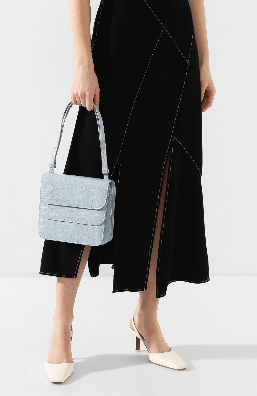 Сумка ana REJINA PYO голубого цвета по цене 94900 руб., арт. B21/LEATHER EMB0SS CR0C, фото 2 Сумка ana REJINA PYO, арт. B21/LEATHER EMB0SS CR0C, фото 2