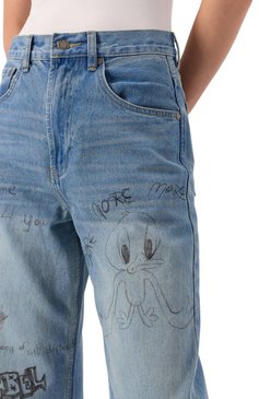 Женские джинсы DOMREBEL голубого цвета, арт. BEAKER B00TCUT JEANS | Фото 5 (Материал сплава: Проставлено; Драгоценные камни: Проставлено; Длина (брюки, джинсы): Стандартные; Стили: Гранж; Материал внешний: Деним, Хлопок; Детали: Делаве, Декор; Кросс-КТ: Деним; Силуэт Ж (брюки и джинсы): Прямые)