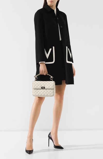 Сумка rockstud spike medium VALENTINO кремового цвета по цене 334500 руб., арт. RW2B0122/NAP, фото 2 Сумка rockstud spike medium VALENTINO, арт. RW2B0122/NAP, фото 2