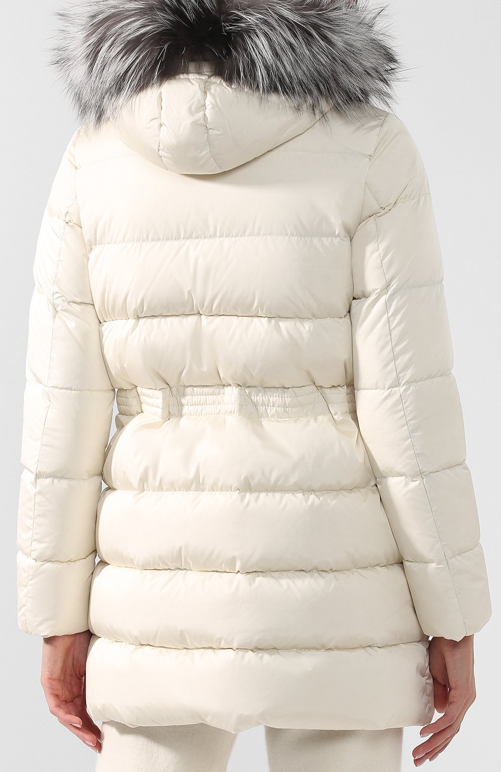 Пуховик с меховой отделкой капюшона MONCLER белого цвета по цене 183500 руб., арт. D2-093-49885-25-54155, фото 4 Пуховик с меховой отделкой капюшона MONCLER, арт. D2-093-49885-25-54155, фото 4