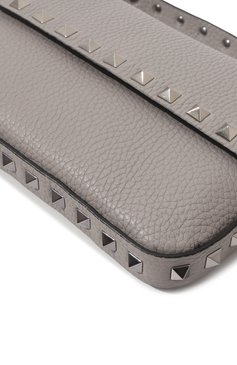 Женская сумка rockstud small VALENTINO светло-серого цвета, арт. 5W0P0W07/FID | Фото 3 (Материал: Натуральная кожа; Материал сплава: Проставлено; Драгоценные камни: Проставлено; Размер: small; Ремень/цепочка: На ремешке)