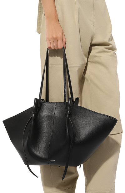 Сумка-тоут mochi large YUZEFI черного цвета по цене 83900 руб., арт. YUZC0-HB-LM-L000, фото 2 Сумка-тоут mochi large YUZEFI, арт. YUZC0-HB-LM-L000, фото 2