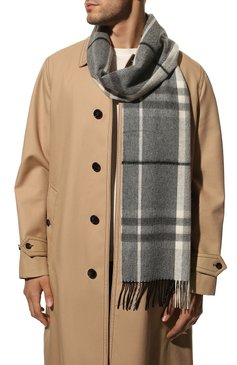 Мужской кашемировый шарф BURBERRY серого цвета, арт. 8045168 | Фото 2 (Материал: Кашемир, Шерсть, Текстиль; Кросс-КТ: кашемир; Мужское Кросс-КТ: Шарфы - с бахромой; Нос: Не проставлено; Региональные ограничения белый список (Axapta Mercury): Не проставлено)