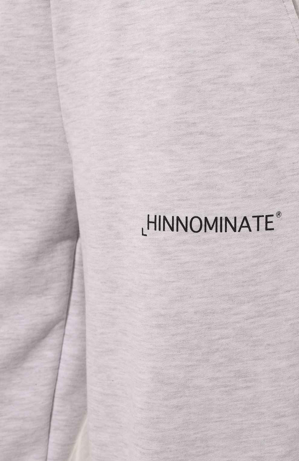 Хлопковые джоггеры HINNOMINATE светло-серого цвета по цене 14900 руб., арт. HDS3/HNW568, фото 5 Хлопковые джоггеры HINNOMINATE, арт. HDS3/HNW568, фото 5