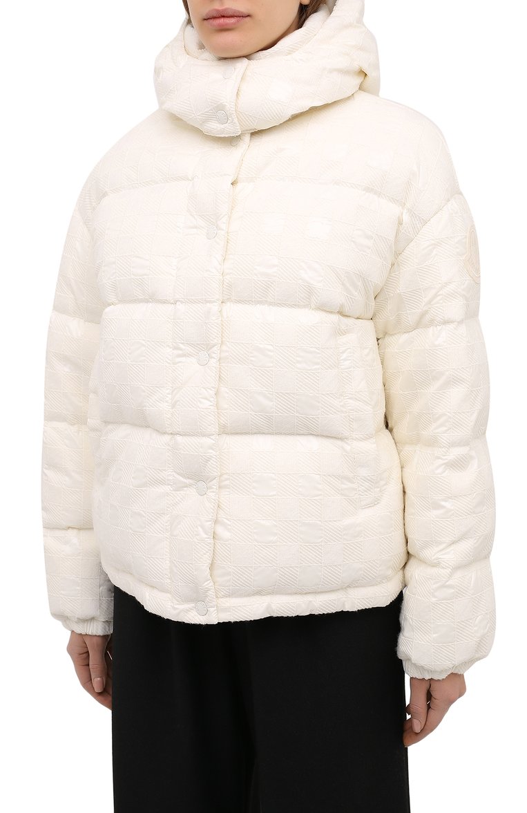 Женская пуховая куртка MONCLER белого цвета, арт. F2-093-1A571-00-53A0C | Фото 3 (Длина (верхняя одежда): Короткие; Материал утеплителя: Пух и перо; Рукава: Длинные; Материал подклада: Синтетический материал; Материал внешний: Синтетический материал; Женское Кросс-КТ: Пуховик-куртка; Стили: Кэжуэл, Минимализм; Кросс-КТ: Куртка, Утепленный; Материал сплава: Проставлено; Драгоценные камни: Проставлено)