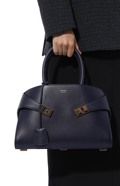 Сумка hug medium FERRAGAMO темно-синего цвета по цене 343000 руб., арт. 215608/766, фото 2 Сумка hug medium FERRAGAMO, арт. 215608/766, фото 2