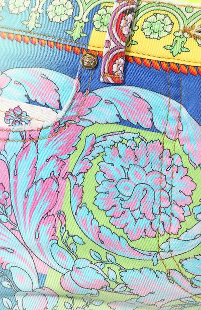 Джинсы с принтом VERSACE разноцветного цвета по цене 138500 руб., арт. A82955/A229968, фото 5 Джинсы с принтом VERSACE, арт. A82955/A229968, фото 5
