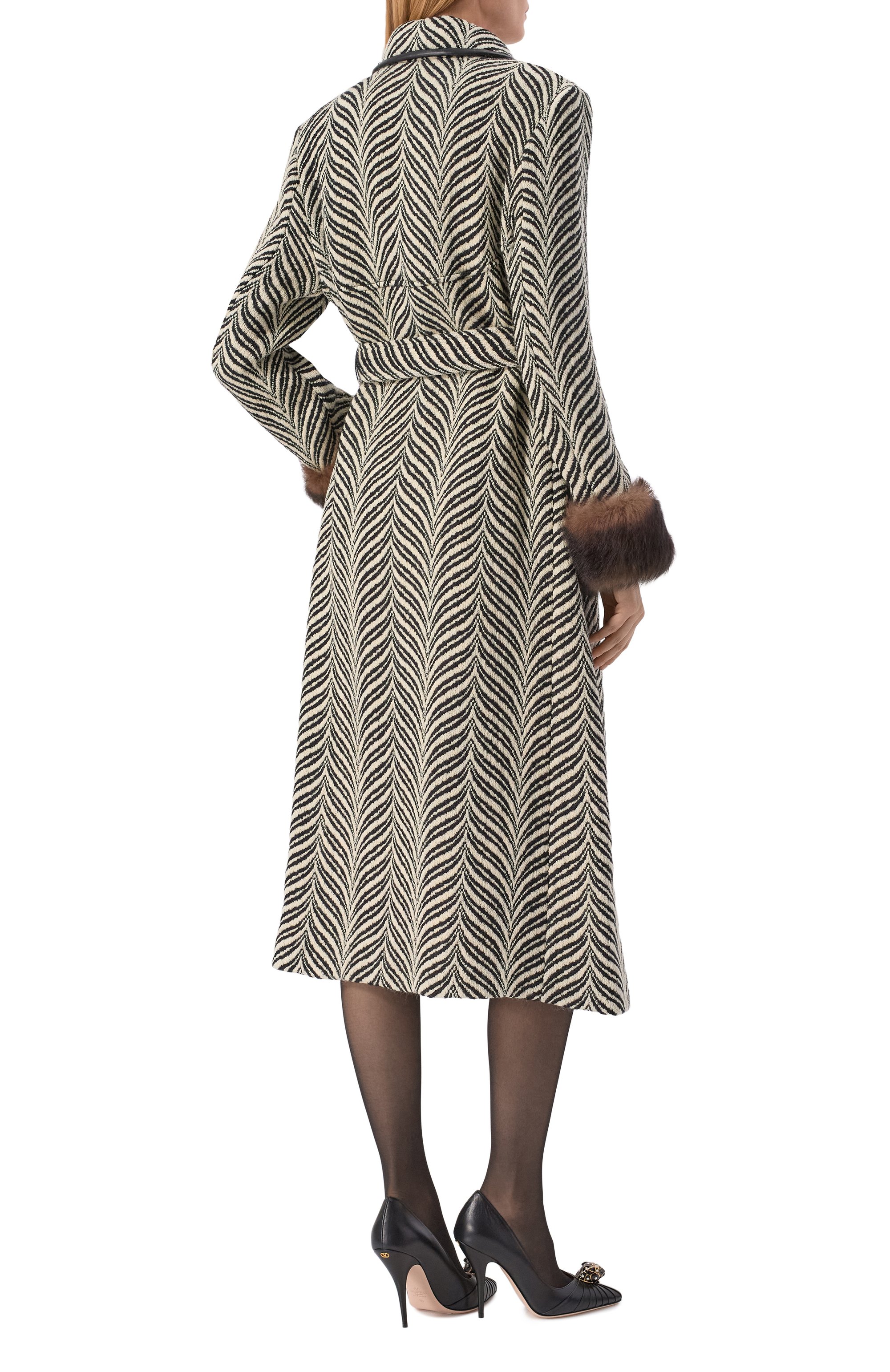 Шерстяное пальто с отделкой из овчины VALENTINO черно-белого цвета по цене 1130000 руб., арт. 8B3CA6F9/9RF, фото 4 Шерстяное пальто с отделкой из овчины VALENTINO, арт. 8B3CA6F9/9RF, фото 4