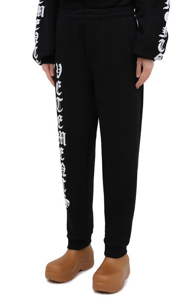 Хлопковые джоггеры VETEMENTS черного цвета по цене 59900 руб., арт. ME51PA820B 1601/W, фото 3 Хлопковые джоггеры VETEMENTS, арт. ME51PA820B 1601/W, фото 3