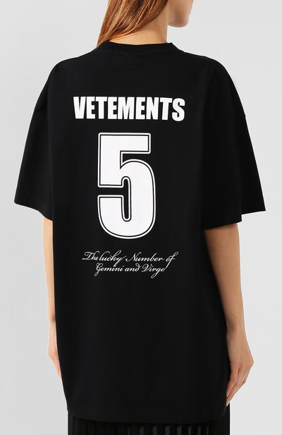 Хлопковая футболка VETEMENTS черного цвета по цене 53950 руб., арт. UAH20TR901/W, фото 4 Хлопковая футболка VETEMENTS, арт. UAH20TR901/W, фото 4