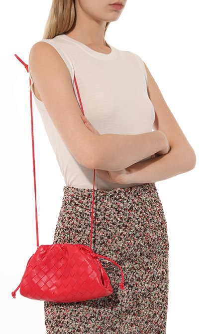 Женский клатч pouch mini BOTTEGA VENETA фуксия цвета, арт. 585852/VCPP1 | Фото 2 (Материал: Натуральная кожа; Драгоценные камни: Проставлено; Размер: mini; Материал сплава: Проставлено; Ремень/цепочка: На ремешке)