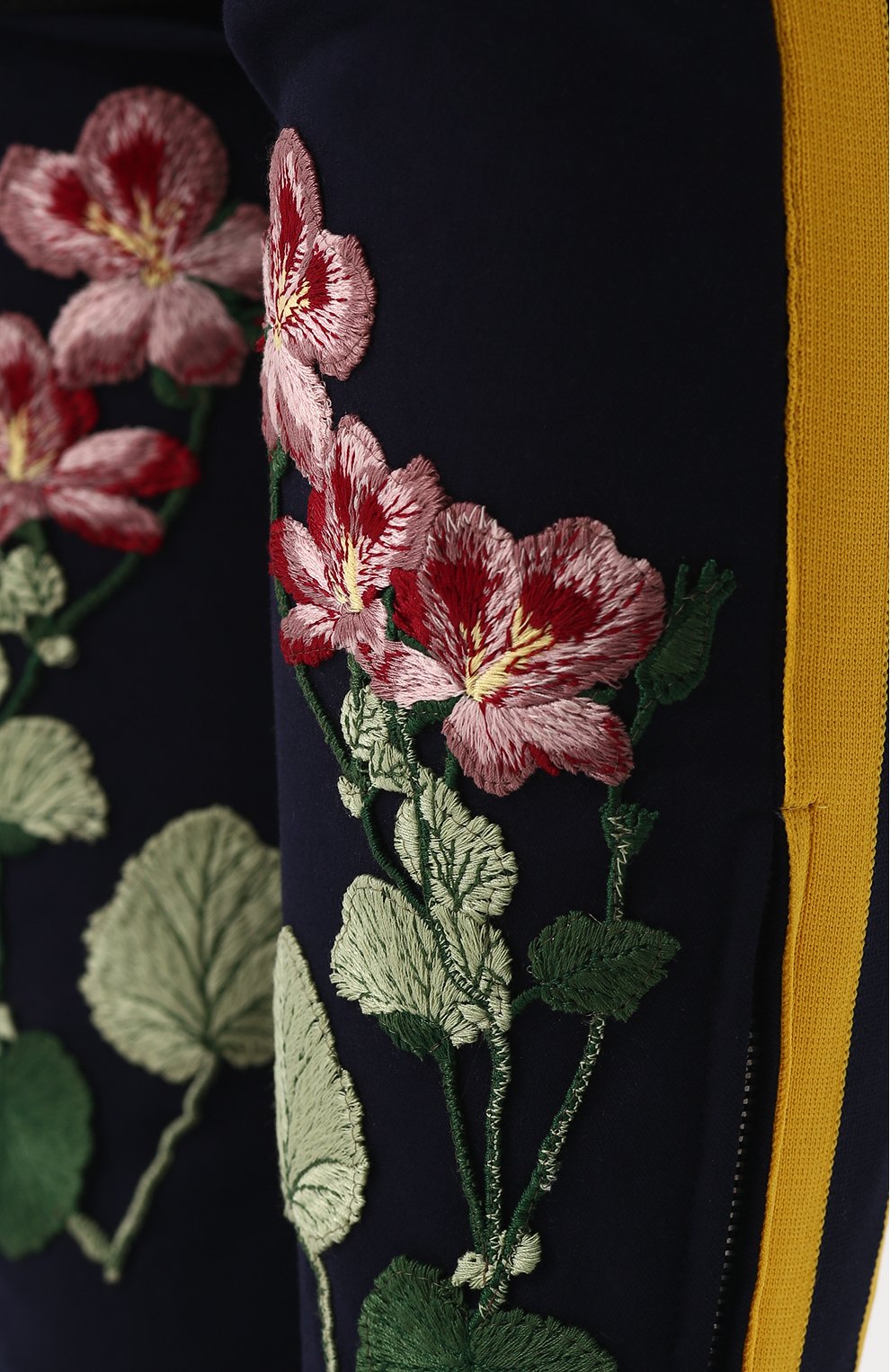 Укороченные хлопковые брюки-скинни с вышивкой GUCCI синего цвета по цене 98550 руб., арт. 500827/ZKK40, фото 5 Укороченные хлопковые брюки-скинни с вышивкой GUCCI, арт. 500827/ZKK40, фото 5