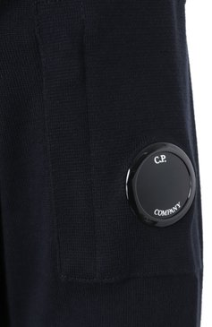 Мужской хлопковый джемпер C.P. COMPANY темно-синего цвета, арт. 18CMKN026A004037A | Фото 6 (Длина (для топов): Стандартные; Материал сплава: Проставлено; Драгоценные камни: Проставлено; Рукава: Длинные; Принт: Без принта; Стили: Кэжуэл; Мужское Кросс-КТ: Джемперы; Вырез: Круглый; Материал внешний: Хлопок)