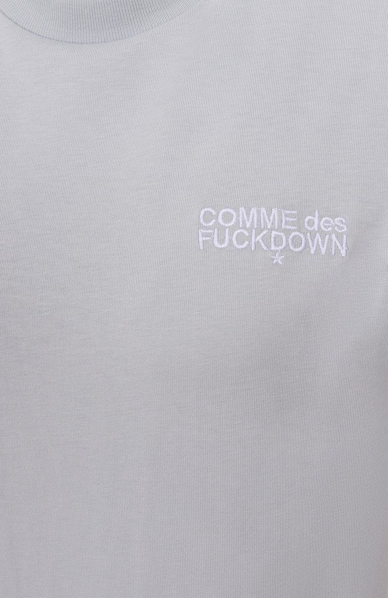Женская хлопковая футболка COMME DES FUCKDOWN серого цвета, арт. CFABW01213 | Фото 6 (Материал внешний: Хлопок; Длина (для топов): Стандартные; Рукава: Короткие; Принт: Без принта; Стили: Кэжуэл; Автоматизация ТО: Проставлено; Автоматизация состава: Проставлено)