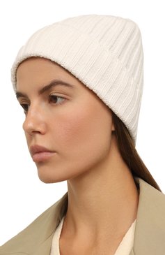 Женская кашемировая шапка BRUNELLO CUCINELLI белого цвета, арт. M52528199P | Фото 2 (Материал: Текстиль, Кашемир, Шерсть; Материал сплава: Проставлено; Нос: Не проставлено)