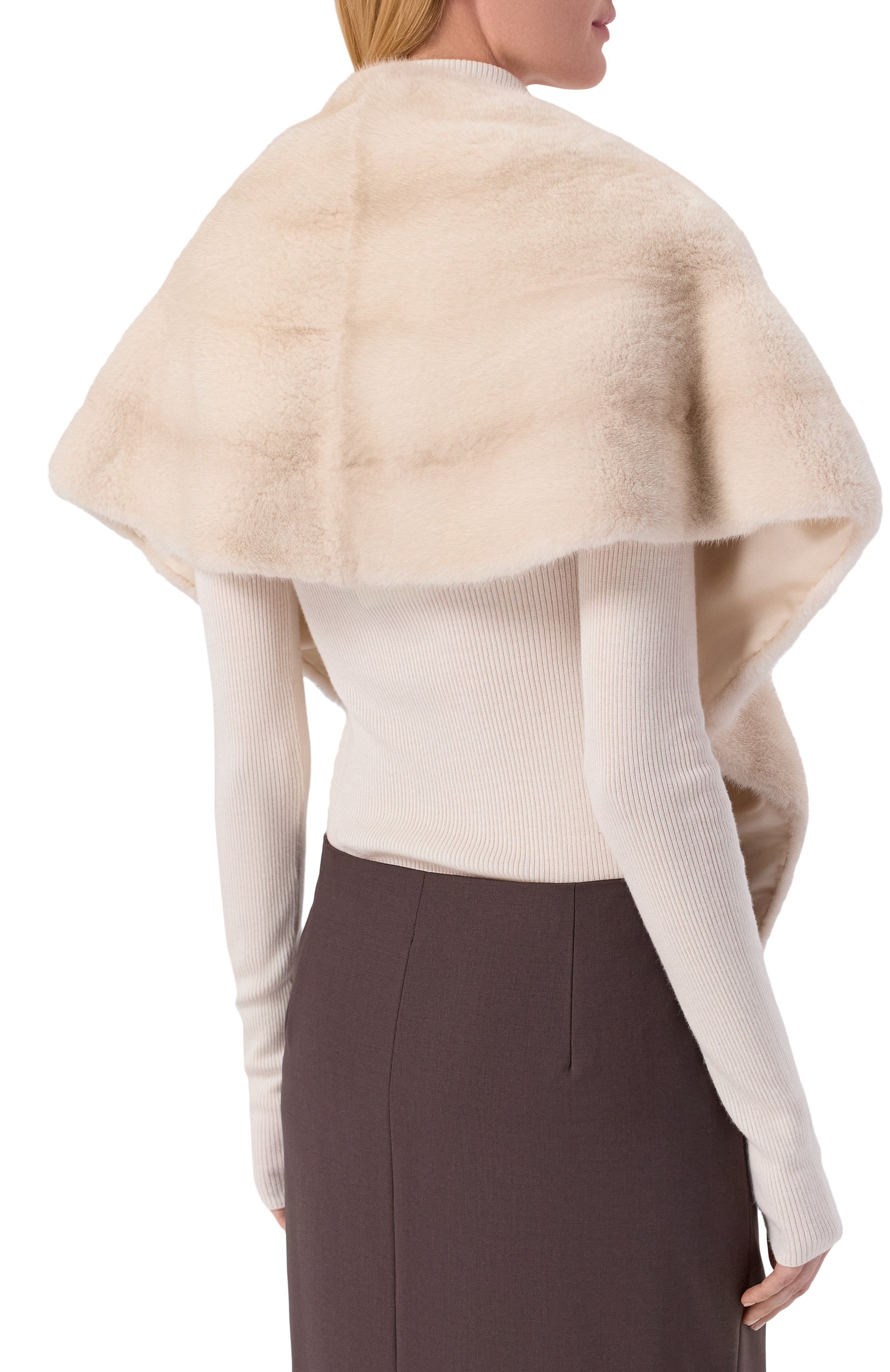 Пелерина из норки VICTORIA KUSENKOVA светло-бежевого цвета по цене 638000 руб., арт. 551200012027, фото 4 Пелерина из норки VICTORIA KUSENKOVA, арт. 551200012027, фото 4