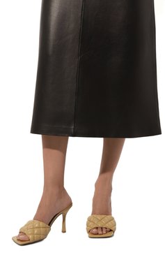 Женские кожаные мюли padded BOTTEGA VENETA бежевого цвета, арт. 592015/VBRR0 | Фото 3 (Материал внутренний: Натуральная кожа; Материал сплава: Проставлено; Драгоценные камни: Проставлено; Каблук высота: Высокий; Подошва: Плоская; Каблук тип: Шпилька; Материал внешний: Натуральная кожа)
