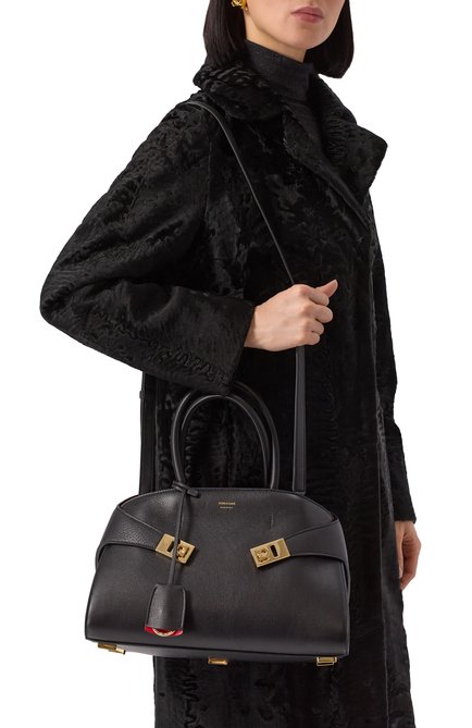 Женская сумка hug medium FERRAGAMO черного цвета, арт. 215608/767814 | Фото 2 (Драгоценные камни: Проставлено; Ремень/цепочка: На ремешке; Материал: Натуральная кожа; Материал сплава: Проставлено; Размер: medium)