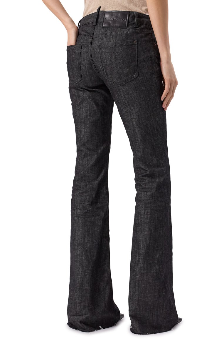 Женские джинсы DSQUARED2 черного цвета, арт. S72LB0851/S30357 | Фото 4 (Материал сплава: Проставлено; Драгоценные камни: Проставлено; Длина (брюки, джинсы): Удлиненные; Материал внешний: Деним, Хлопок; Детали: Делаве; Кросс-КТ: Деним; Силуэт Ж (брюки и джинсы): Расклешенные; Стили: Кэжуэл)