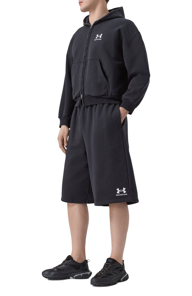 Мужские хлопковые шорты balenciaga х under armour BALENCIAGA черного цвета, арт. 795261/TRVB8 | Фото 2 (Длина Шорты М: Ниже колена; Драгоценные камни: Проставлено; Материал сплава: Проставлено; Стили: Спорт-шик; Принт: Без принта; Случай: Повседневный; Материал внешний: Хлопок)