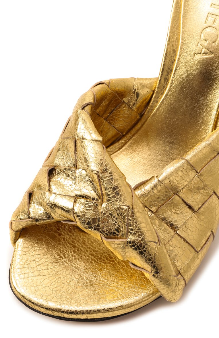 Женские кожаные мюли blink BOTTEGA VENETA золотого цвета, арт. 796455/V55N1 | Фото 7 (Каблук высота: Высокий; Материал сплава: Проставлено; Материал внутренний: Натуральная кожа; Подошва: Плоская; Материал внешний: Натуральная кожа; Драгоценные камни: Проставлено; Каблук тип: Шпилька)