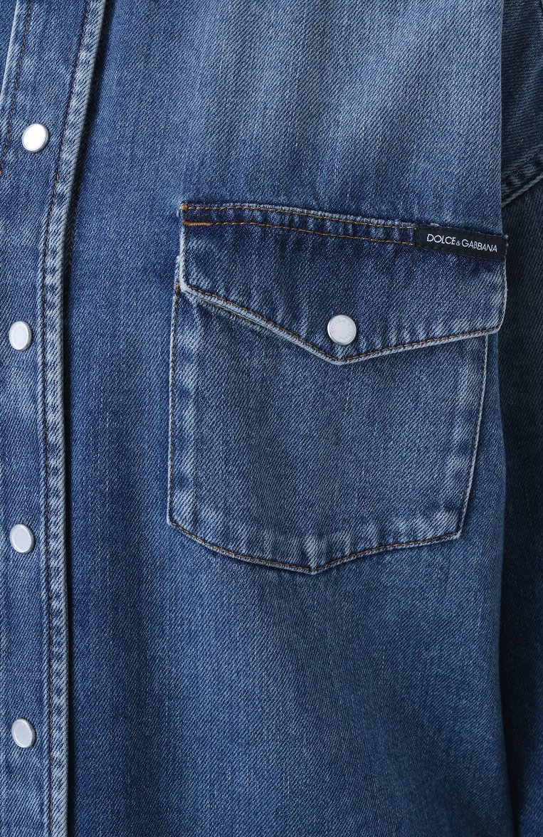 Женская джинсовая рубашка DOLCE & GABBANA синего цвета, арт. F5T15D/G8MM1 | Фото 6 (Материал сплава: Проставлено; Драгоценные камни: Проставлено; Рукава: Длинные; Длина (для топов): Удлиненные; Кросс-КТ: Деним; Стили: Кэжуэл; Женское Кросс-КТ: Рубашка-одежда; Принт: Без принта; Материал внешний: Деним, Хлопок)
