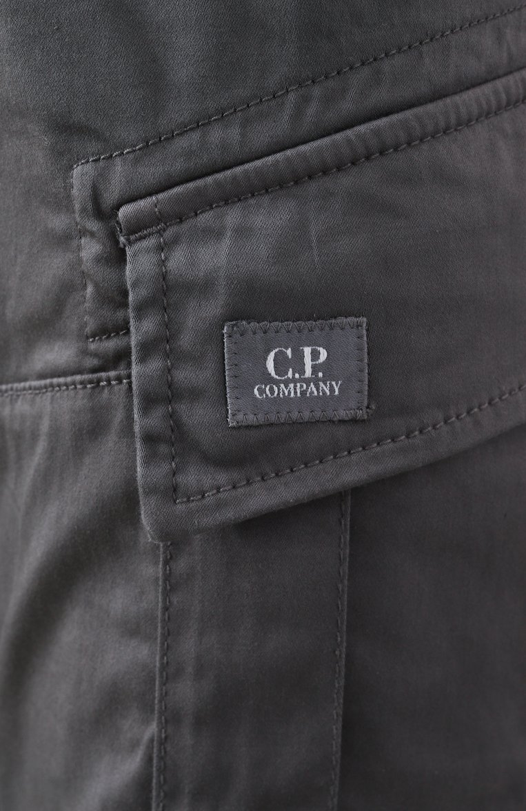 Мужские хлопковые брюки-карго C.P. COMPANY серого цвета, арт. 18CMPA117A005694G | Фото 6 (Длина (брюки, джинсы): Стандартные; Драгоценные камни: Проставлено; Материал сплава: Проставлено; Случай: Повседневный; Стили: Кэжуэл; Силуэт М (брюки): Карго; Материал внешний: Хлопок)