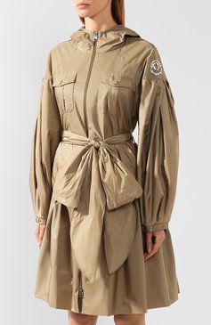 Женский плащ 4 moncler simone rocha MONCLER GENIUS бежевого цвета, арт. E2-09W-49103-00-54155 | Фото 3 (Рукава от горловины: Длинные; Рукава: Длинные; Длина (верхняя одежда): До колена; Материал внешний: Синтетический материал; Материал сплава: Проставлено, Проверено; Материал подклада: Синтетический материал; Статус проверки: Проверено, Проверена категория; Драгоценные камни: Проставлено; Стили: Романтичный; Кросс-КТ: дождевики)