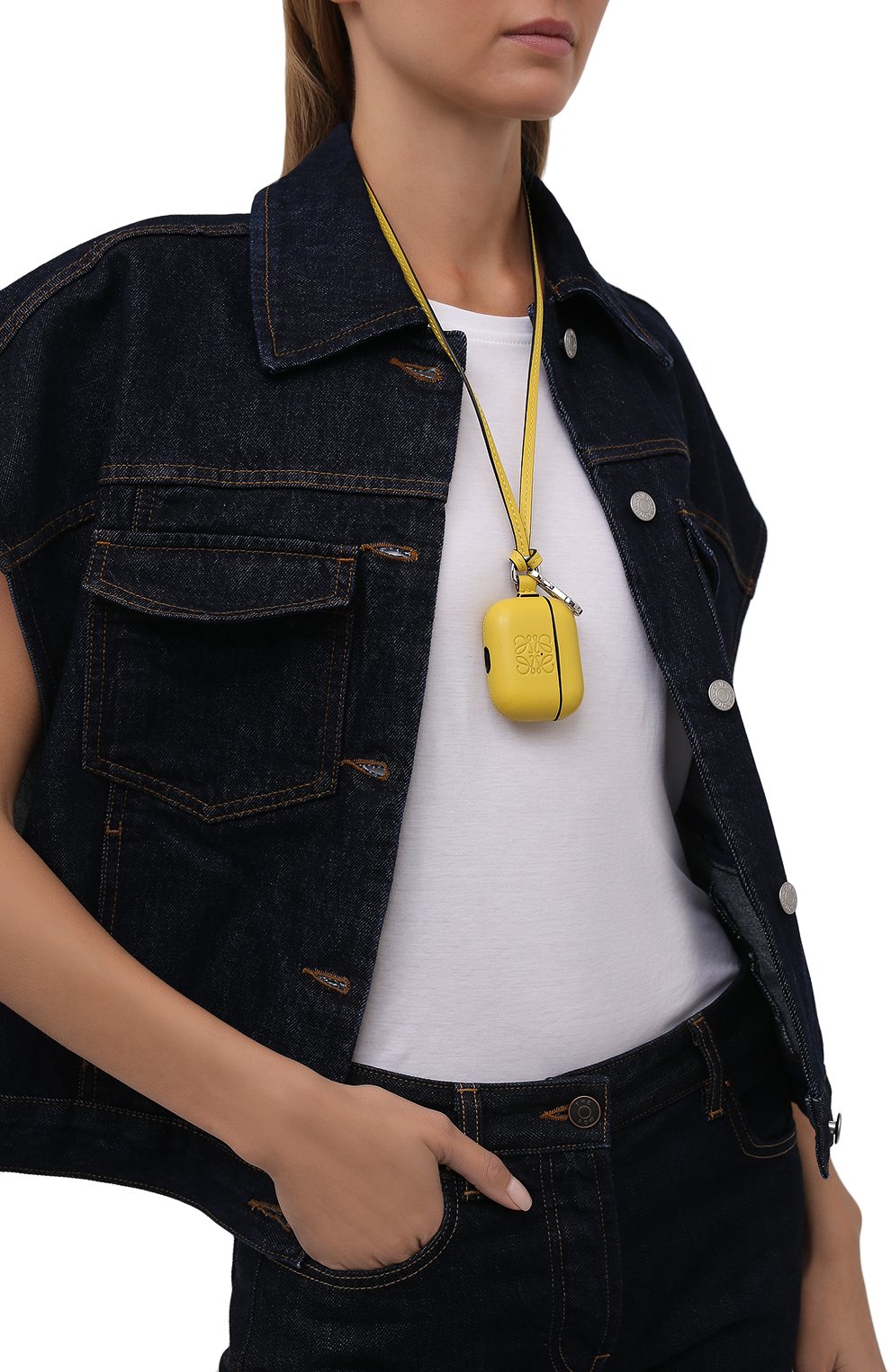 Кожаный чехол для airpods pro LOEWE желтого цвета по цене 43650 руб., арт. C500036X01, фото 2 Кожаный чехол для airpods pro LOEWE, арт. C500036X01, фото 2