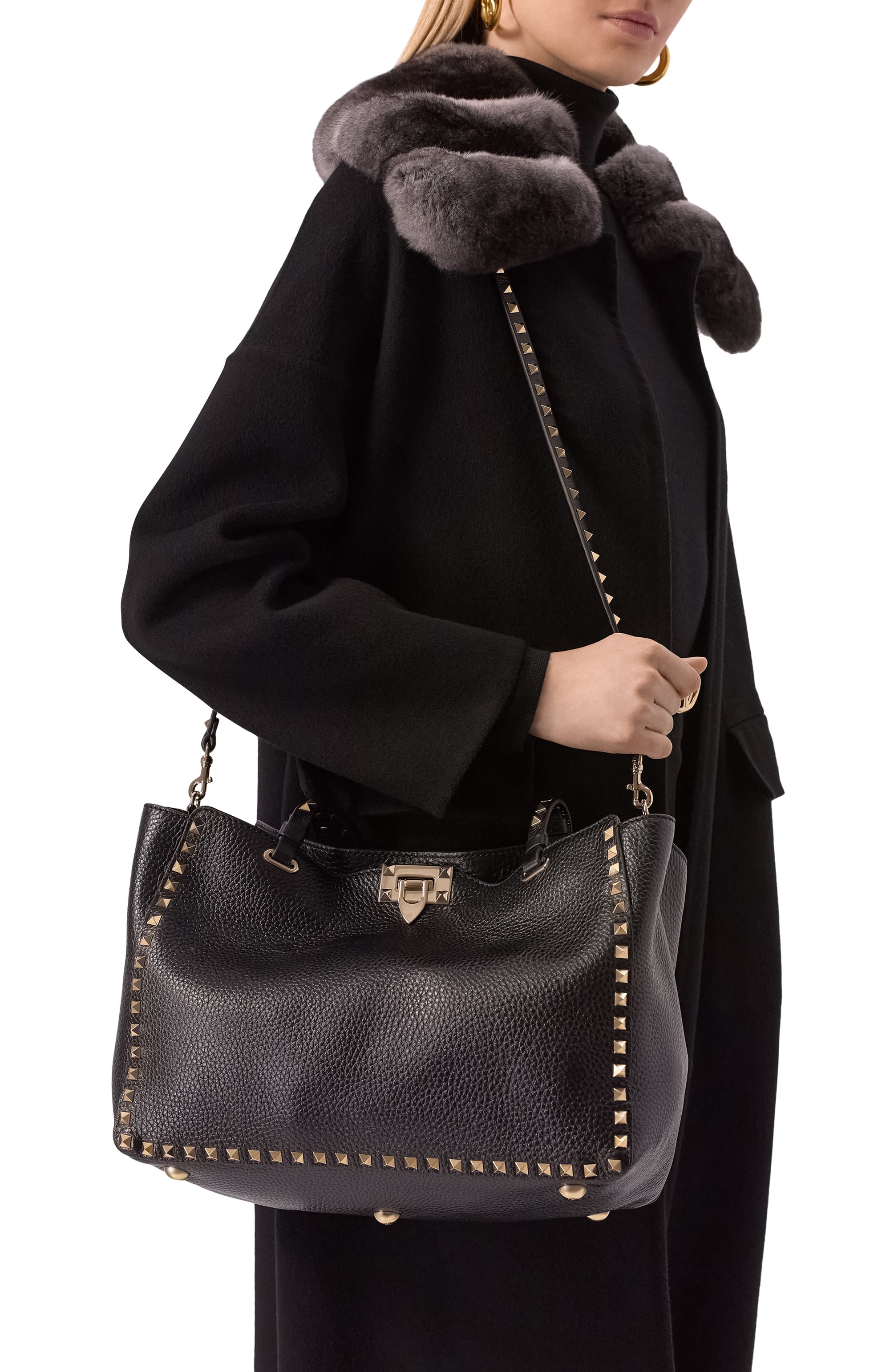 Сумка-тоут rockstud medium VALENTINO черного цвета по цене 314500 руб., арт. 5W2B0970/VSF, фото 2 Сумка-тоут rockstud medium VALENTINO, арт. 5W2B0970/VSF, фото 2