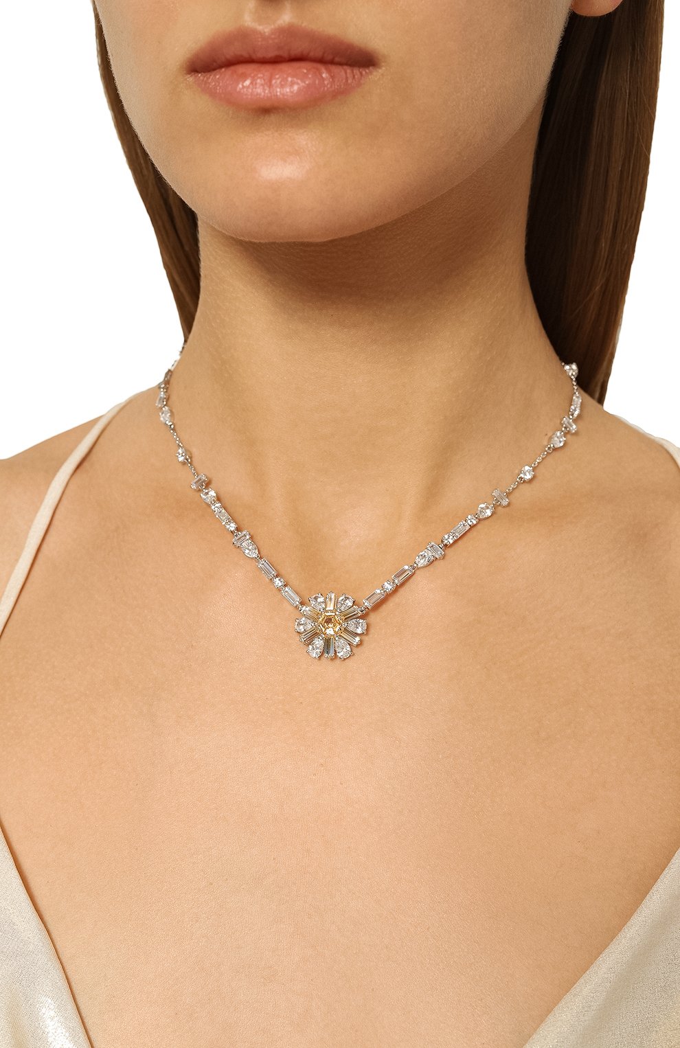 Колье idyllia SWAROVSKI серебряного цвета по цене 49850 руб., арт. 5679916, фото 2 Колье idyllia SWAROVSKI, арт. 5679916, фото 2