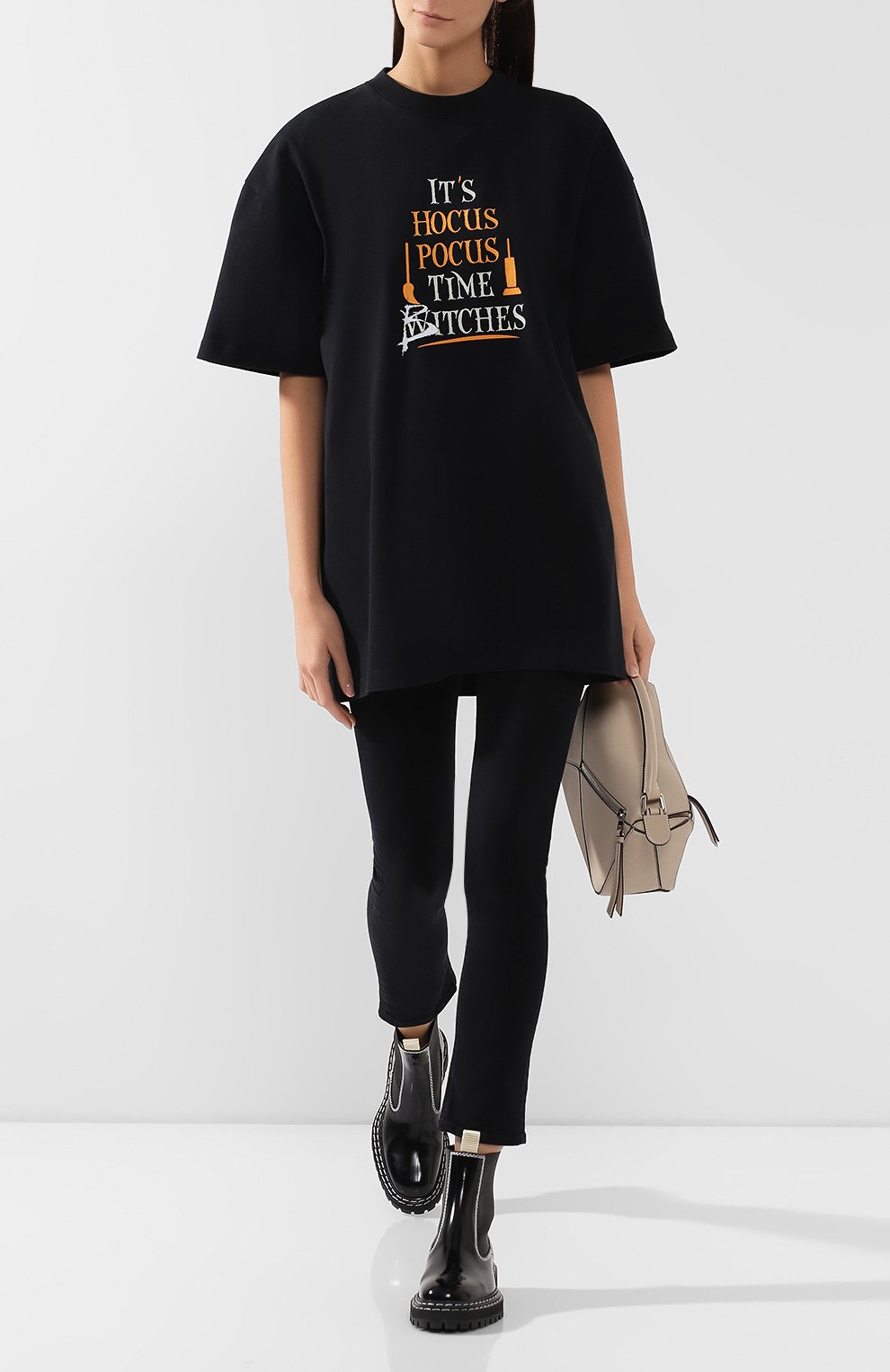 Хлопковая футболка VETEMENTS черного цвета по цене 41100 руб., арт. UAH20TR659/W, фото 2 Хлопковая футболка VETEMENTS, арт. UAH20TR659/W, фото 2