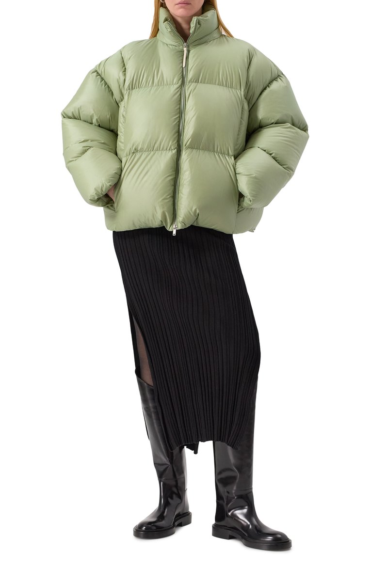 Женский пуховик JIL SANDER зеленого цвета, арт. J40AF0161-J70007 | Фото 2 (Длина (верхняя одежда): Короткие; Материал утеплителя: Пух и перо; Рукава: Длинные; Материал подклада: Синтетический материал; Материал внешний: Синтетический материал; Стили: Кэжуэл; Кросс-КТ: Пуховик; Автоматизация ТО: Проставлено; Автоматизация состава: Проставлено)