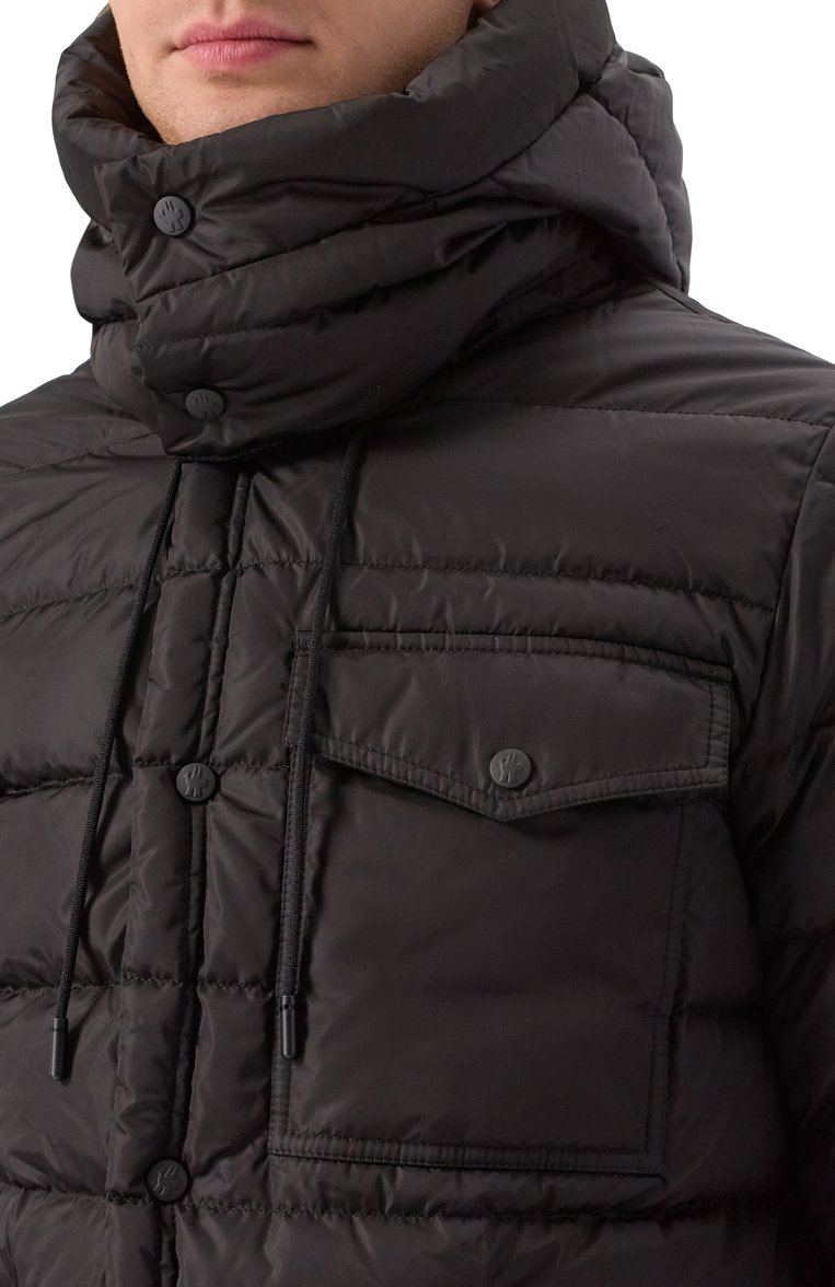 Мужская пуховая куртка MONCLER черного цвета, арт. 1B51E00/539ZD | Фото 5 (Длина (верхняя одежда): Короткие; Материал внешний: Синтетический материал; Материал утеплителя: Пух и перо; Рукава: Длинные; Материал подклада: Синтетический материал; Мужское Кросс-КТ: Куртка-пуховая, пуховик-короткий; Кросс-КТ: Пуховик, Куртка; Стили: Кэжуэл)