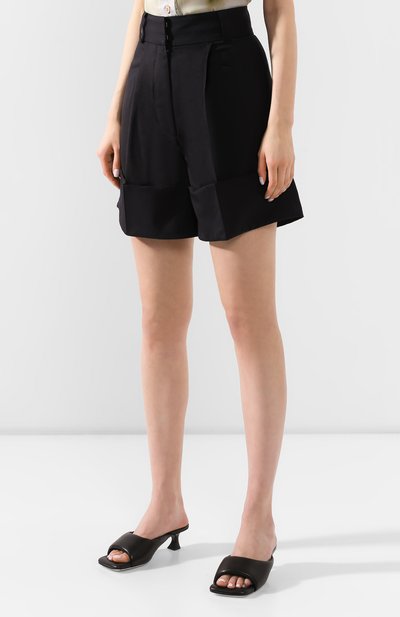 Шерстяные шорты LOW CLASSIC темно-синего цвета по цене 39200 руб., арт. L0W20SS_PT16NV, фото 3 Шерстяные шорты LOW CLASSIC, арт. L0W20SS_PT16NV, фото 3