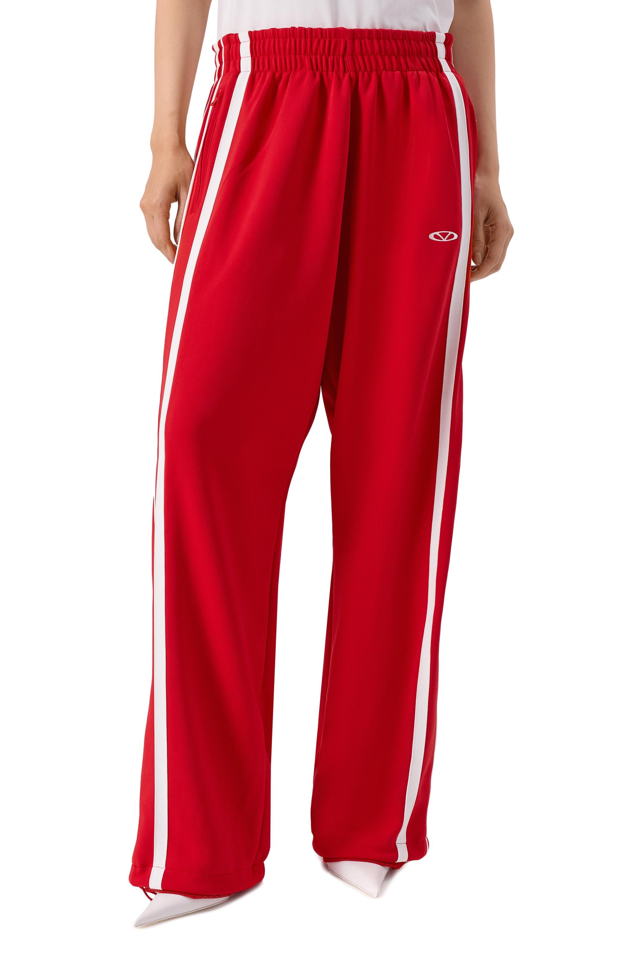 Брюки VETEMENTS красного цвета по цене 109500 руб., арт. UH76GP100R/250391 P0LYESTER, фото 3 Брюки VETEMENTS, арт. UH76GP100R/250391 P0LYESTER, фото 3