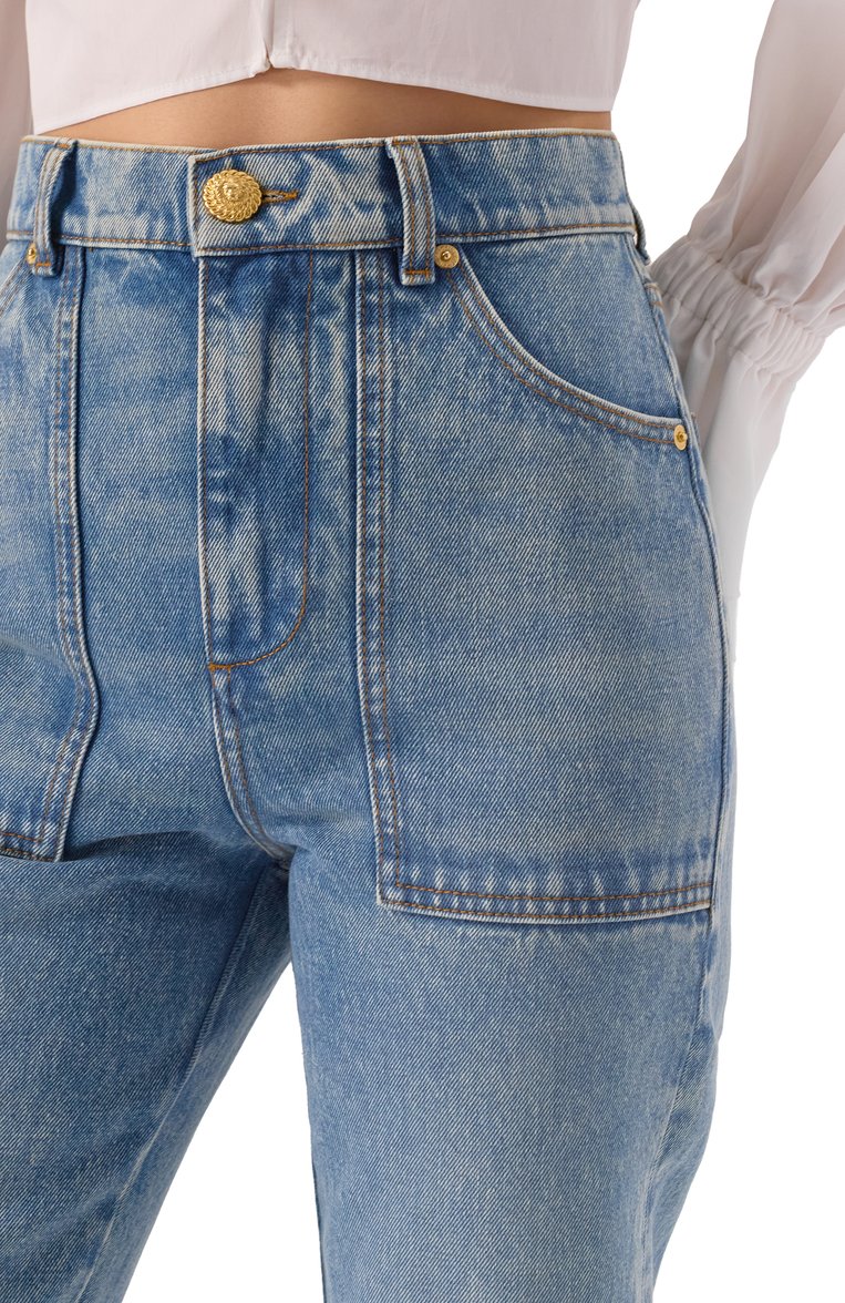 Женские джинсы BALMAIN голубого цвета, арт. EF1MJ115/DF24 | Фото 5 (Драгоценные камни: Проставлено; Длина (брюки, джинсы): Удлиненные; Материал сплава: Проставлено; Кросс-КТ: Деним; Материал внешний: Деним, Хлопок; Детали: Делаве; Стили: Кэжуэл; Силуэт Ж (брюки и джинсы): Расклешенные)